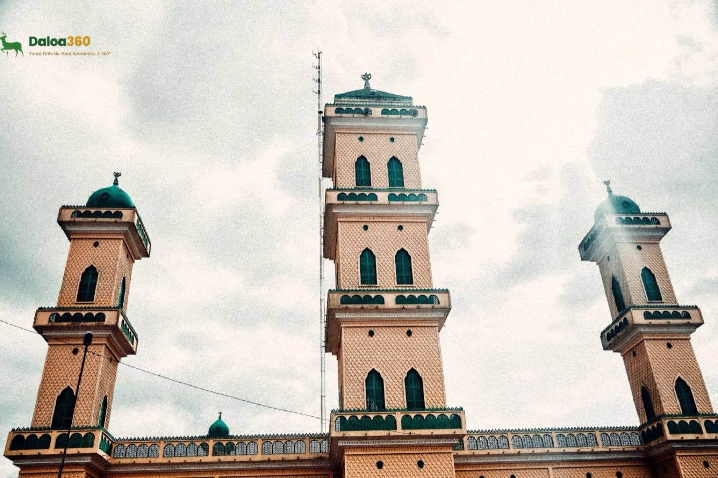 Les trois minarets de la Grande Mosquée de Daloa se détachant sur le ciel.