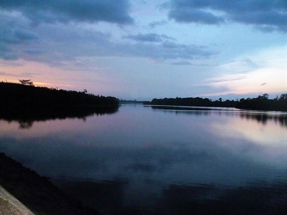 Le lac Zizebo de Kibouo au crépuscule.