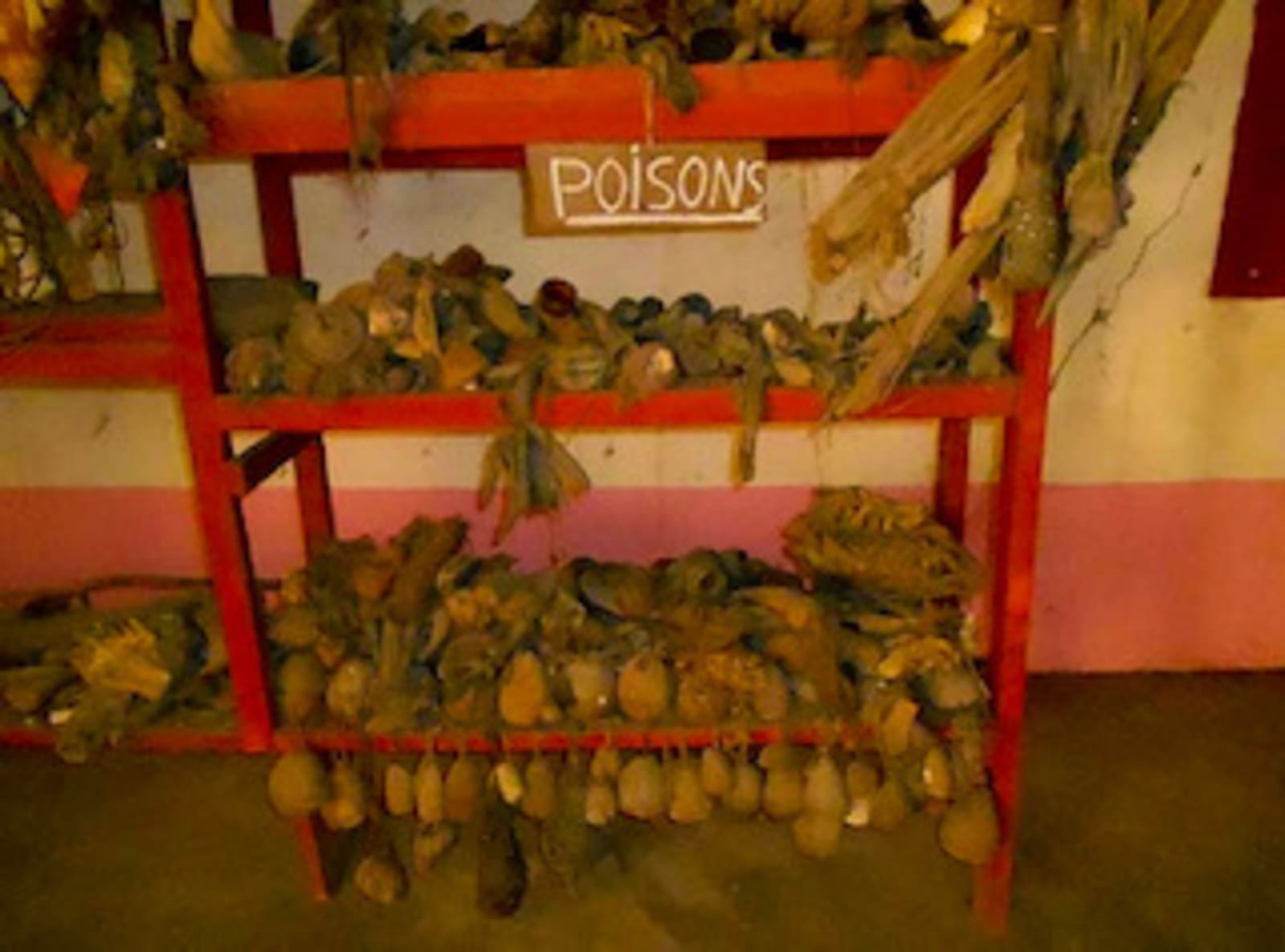 Étagère de poisons traditionnels signalée par un panneau au musée.
