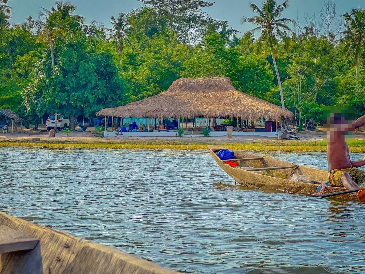 Paillote et pirogue au bord du lac de Kibouo.