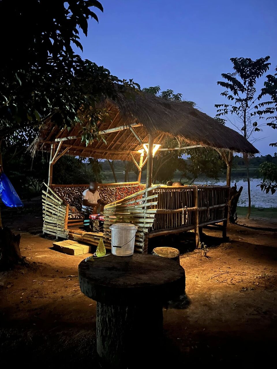 Paillote éclairée à la tombée de la nuit au domaine Pacifik Lodges de Kibouo.